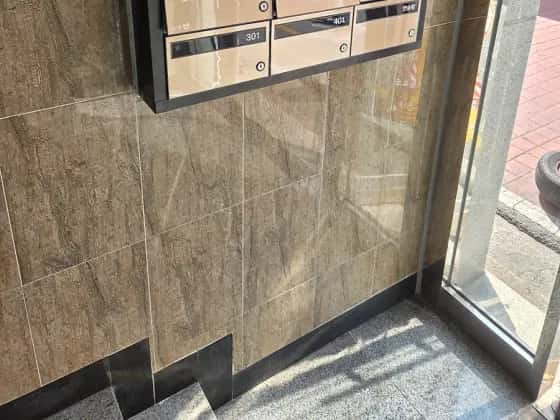 돌 벽에 단 우편함