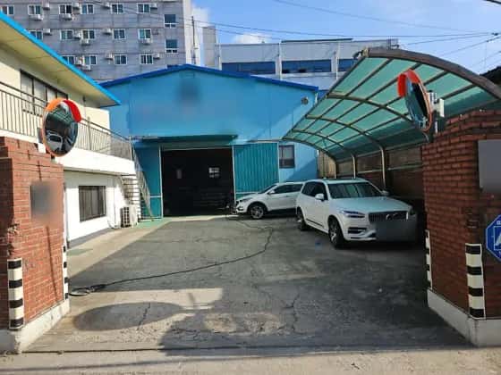 파란 건물 앞 주차장