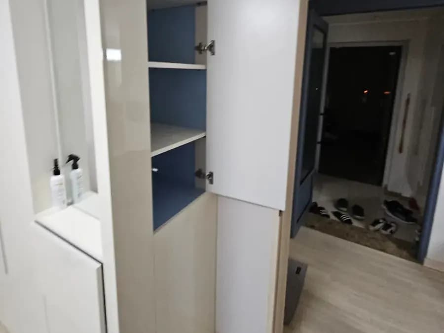 안쪽이 파란 현관 신발장