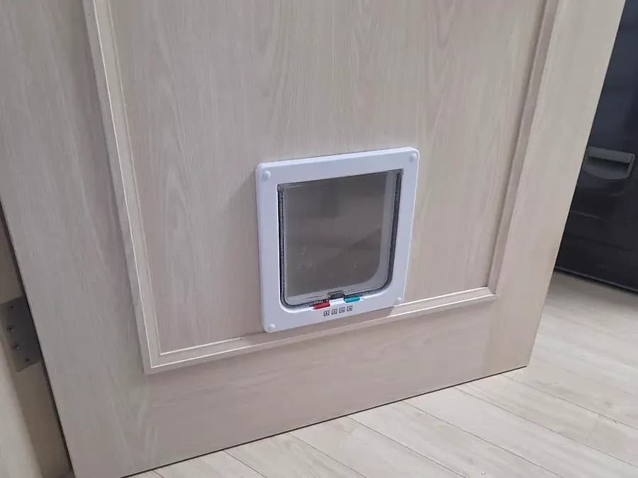 펫도어를 단 방문 아래쪽