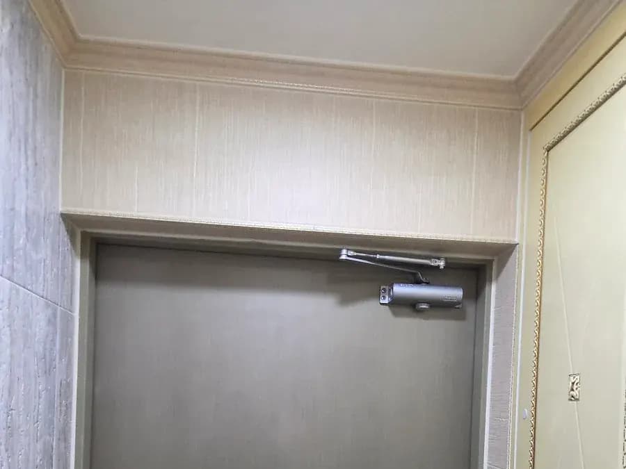 문 위에 단 도어클로저