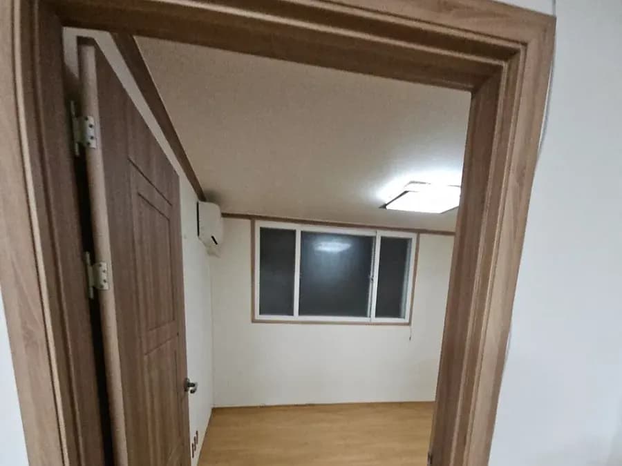 문틀과 방 안쪽