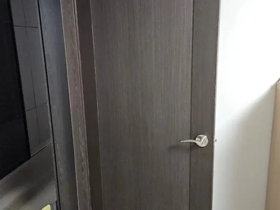 짙은 색 문과 손잡이