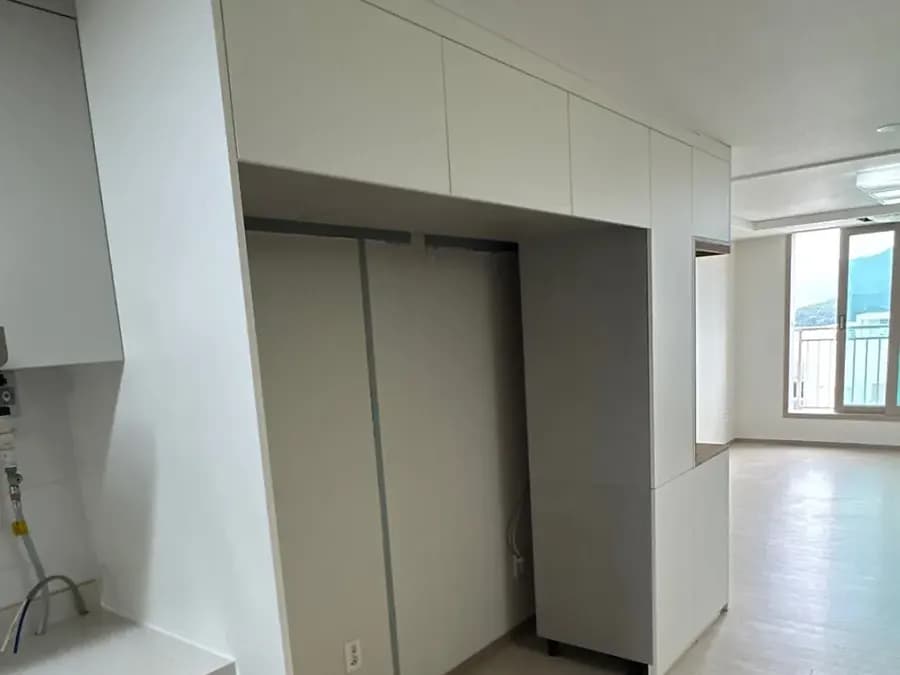 벽면을 따라 이어진 흰색 주방 가구