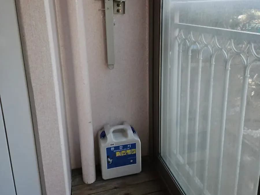 베란다 창가에 둔 완강기